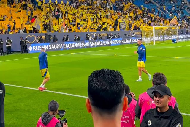 A curiosa reação de Ronaldo ao ver um sósia na bancada (vídeo)