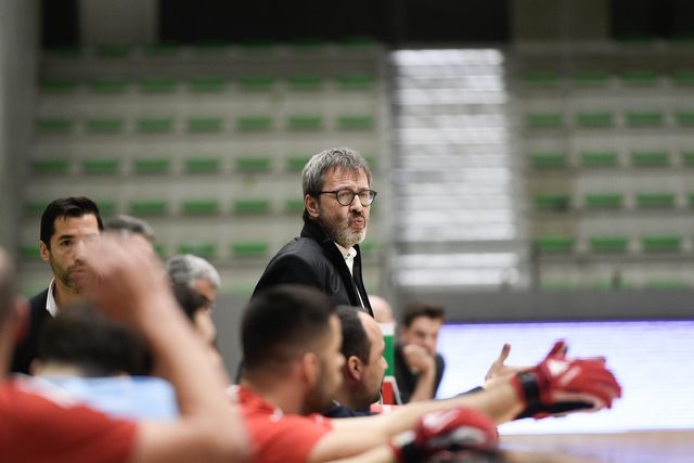 Edu Castro no banco do Benfica no dérbi entre o Sporting e o Benfica