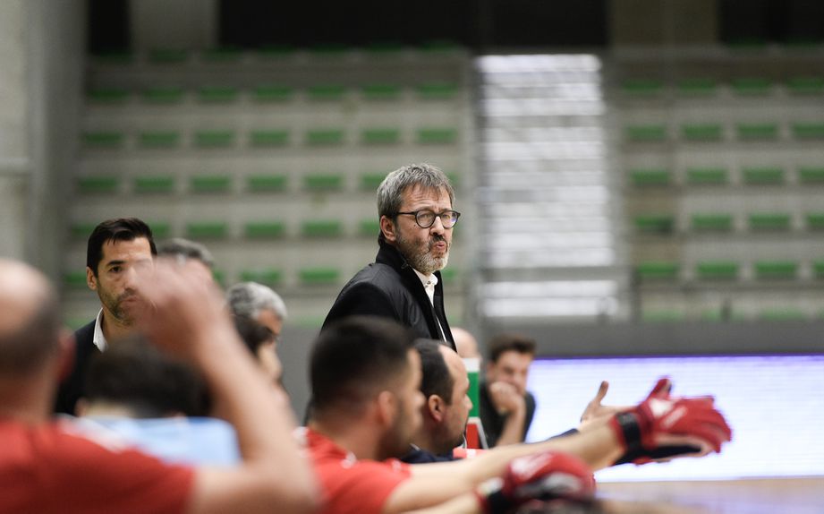 Edu Castro no banco do Benfica no dérbi entre o Sporting e o Benfica