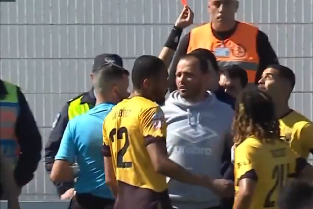 Árbitro mostra vermelho a Talles