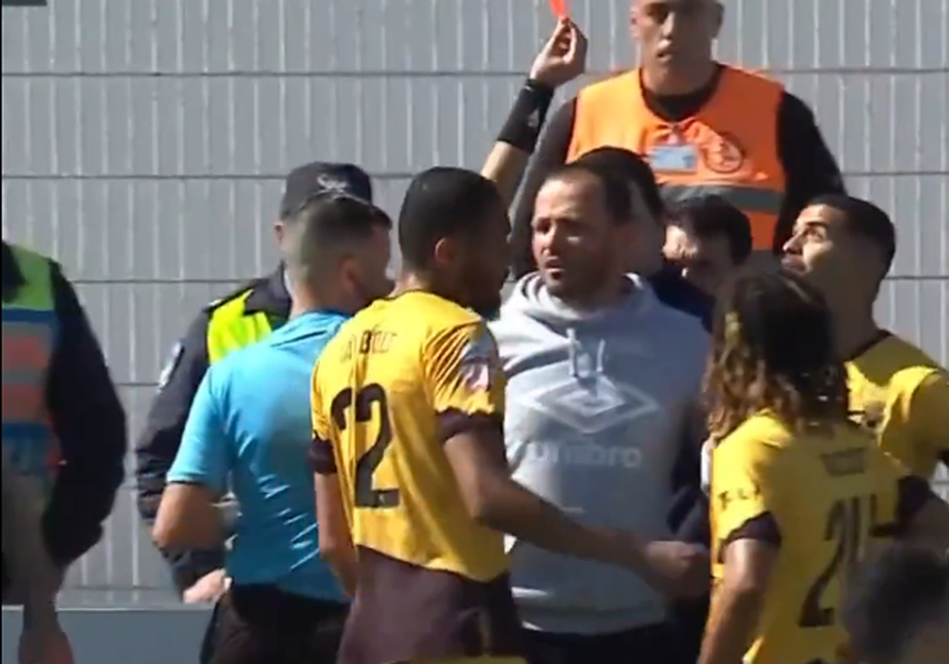 Árbitro mostra vermelho a Talles