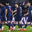Vitinha festeja com Gonçalo Ramos e os restantes companheiros um golo do PSG (FOTO IMAGO)