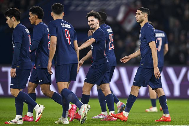 Vitinha festeja com Gonçalo Ramos e os restantes companheiros um golo do PSG (FOTO IMAGO)