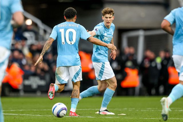 Yates a celebrar o seu golo pelo Nottingham Forest com Gibbs-White