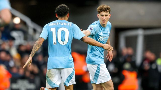 Yates a celebrar o seu golo pelo Nottingham Forest com Gibbs-White