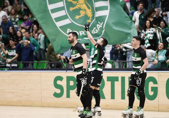 Roc Pujadas festeja golo apontado ao Benfica no dérbi de hóquei em patins