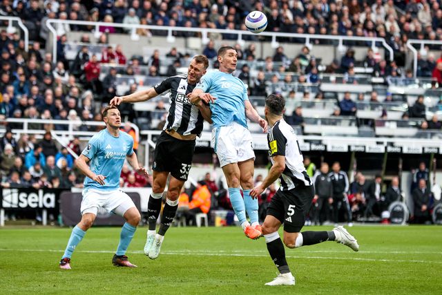 Nikola Milenkovic a salvar para cabecear a bola para o fundo das redes no Newcastle-Nottingham