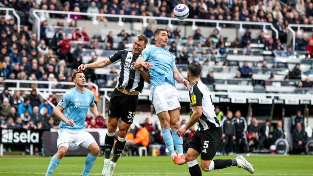 Nikola Milenkovic a salvar para cabecear a bola para o fundo das redes no Newcastle-Nottingham