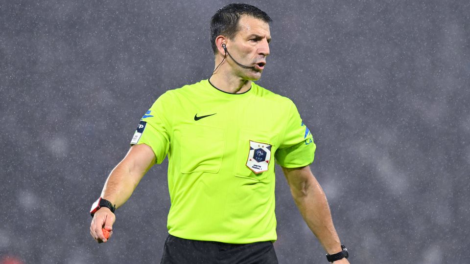 Jérémy Stinat a arbitrar um jogo da Ligue 1 (Foto: IMAGO)