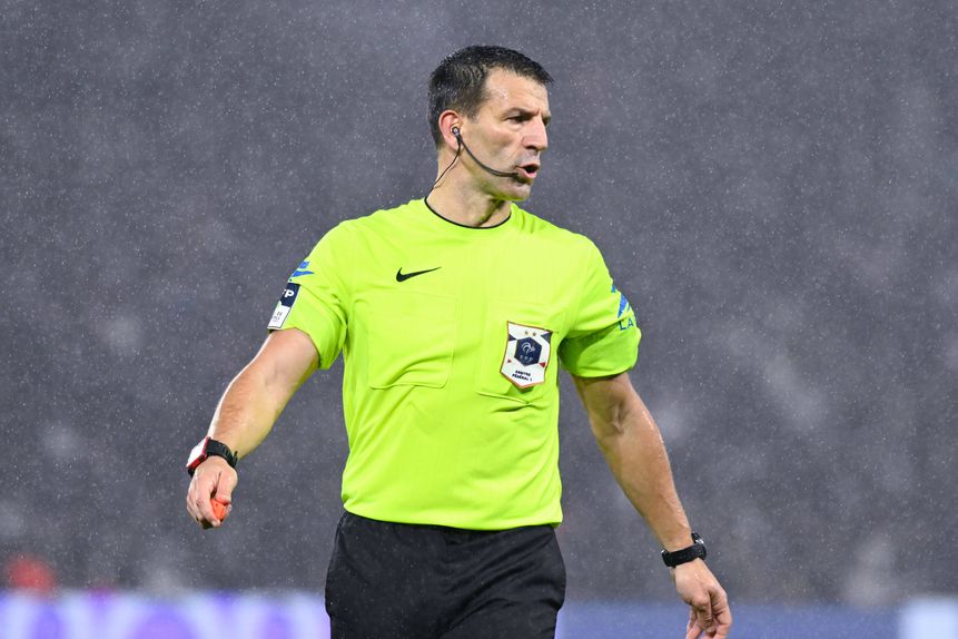 Jérémy Stinat a arbitrar um jogo da Ligue 1 (Foto: IMAGO)