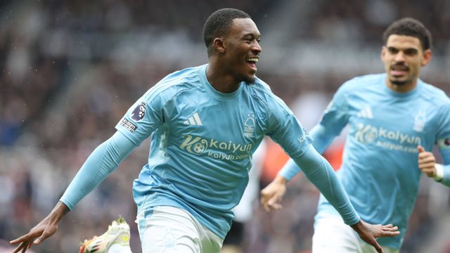 Odoi a celebrar o primeiro golo do encontro entre o Newcastle e o Nottingham Forest, de NES