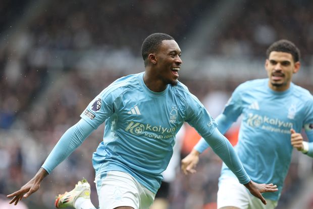 Odoi a celebrar o primeiro golo do encontro entre o Newcastle e o Nottingham Forest, de NES