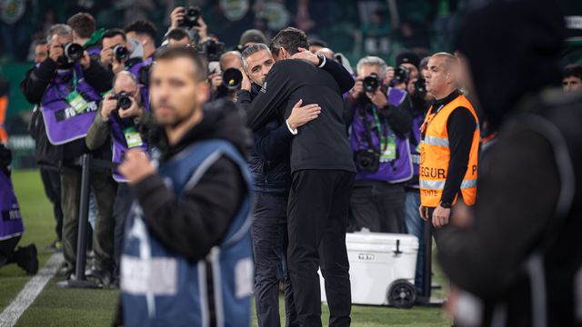 Rui Borges e Bruno Lage abraçados antes do dérbi entre Sporting e Benfica