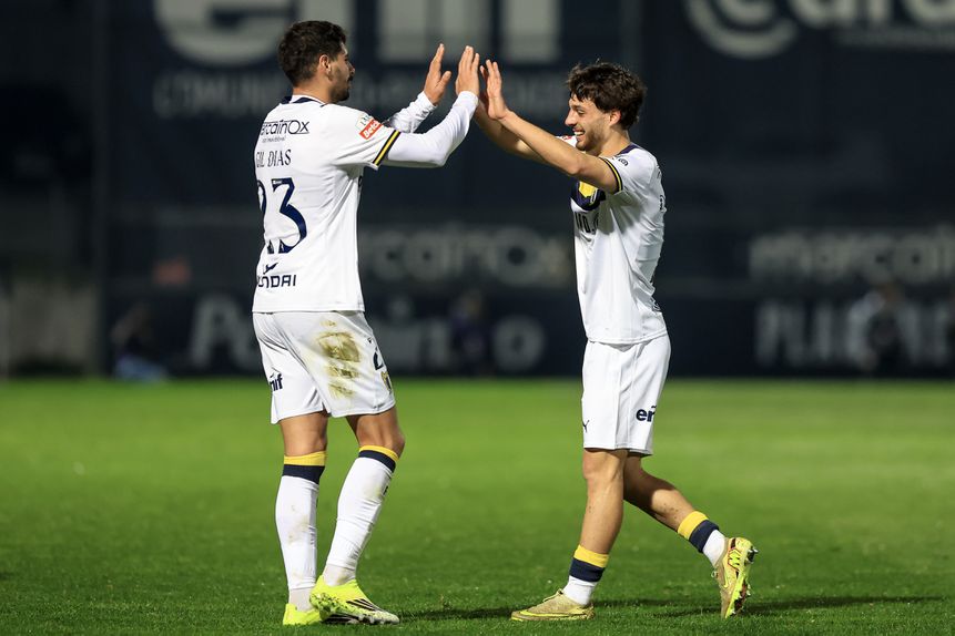 Gil Dias e Mathias de Amorim festejam a preceito o primeiro golo dos azuis e brancos do Minho - Foto: José Coelho/LUSA