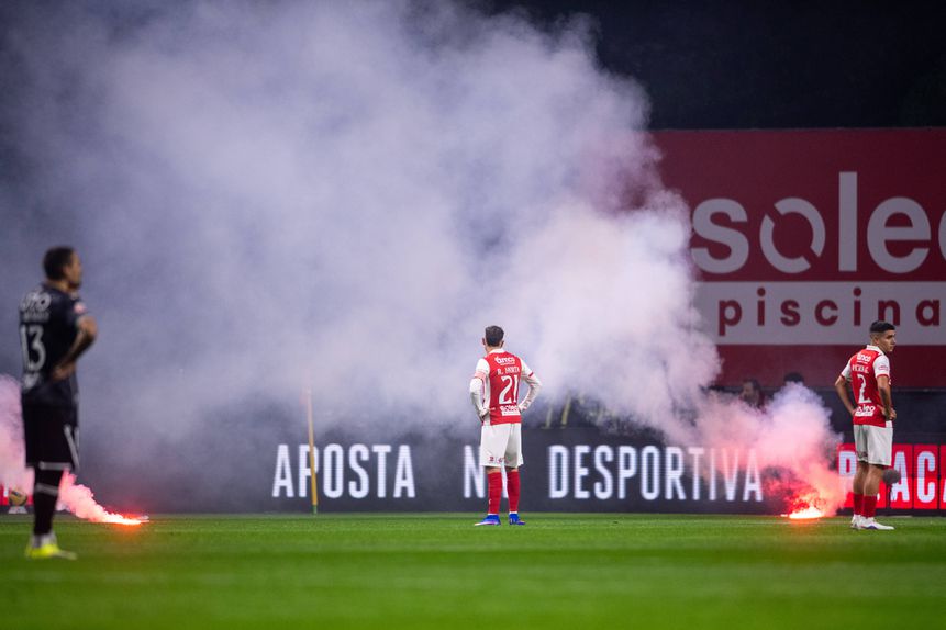 Pirotecnica atirada para o relvado durante o dérbi do minho