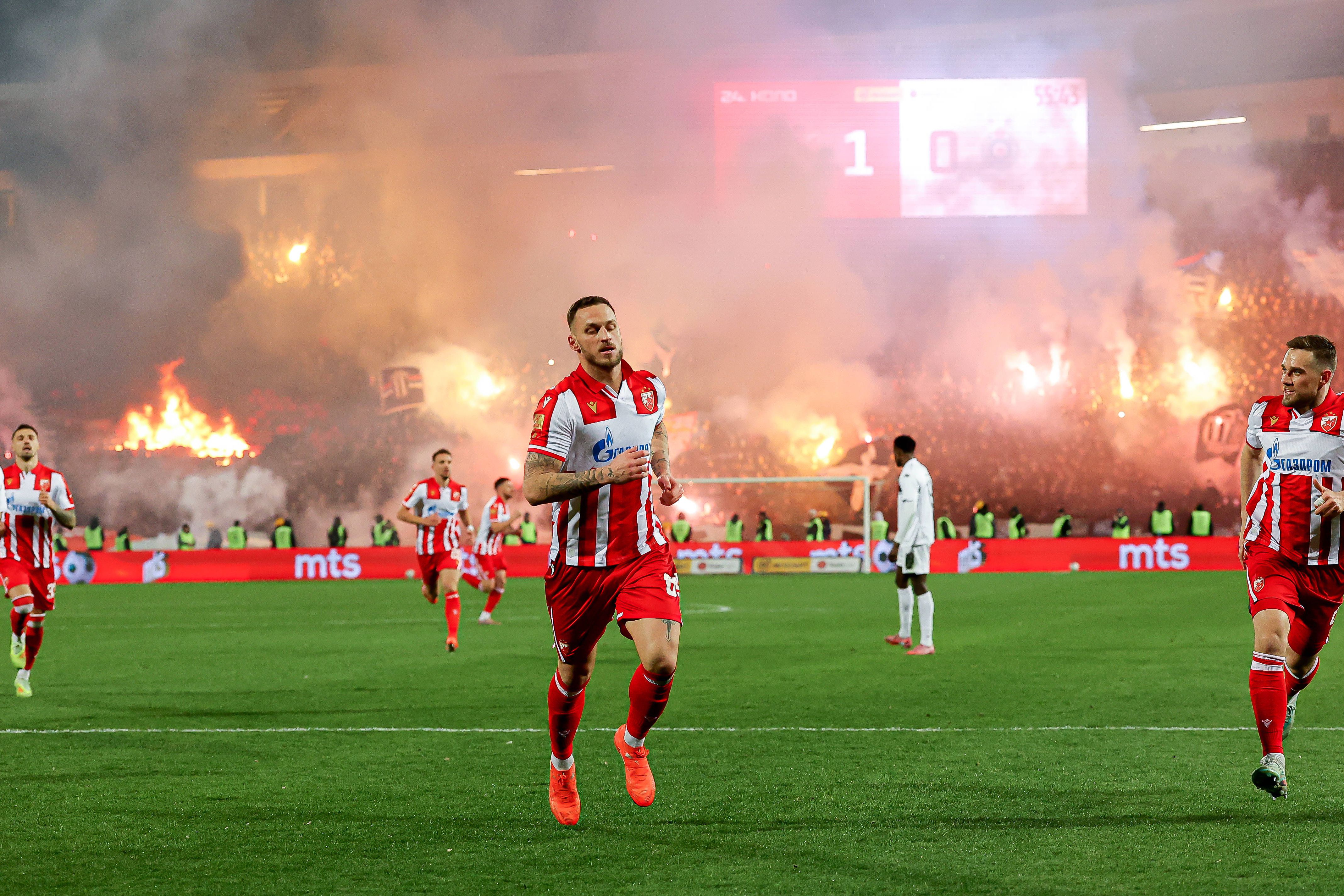 Dérbi de Belgrado marcado por graves incidentes nas bancadas