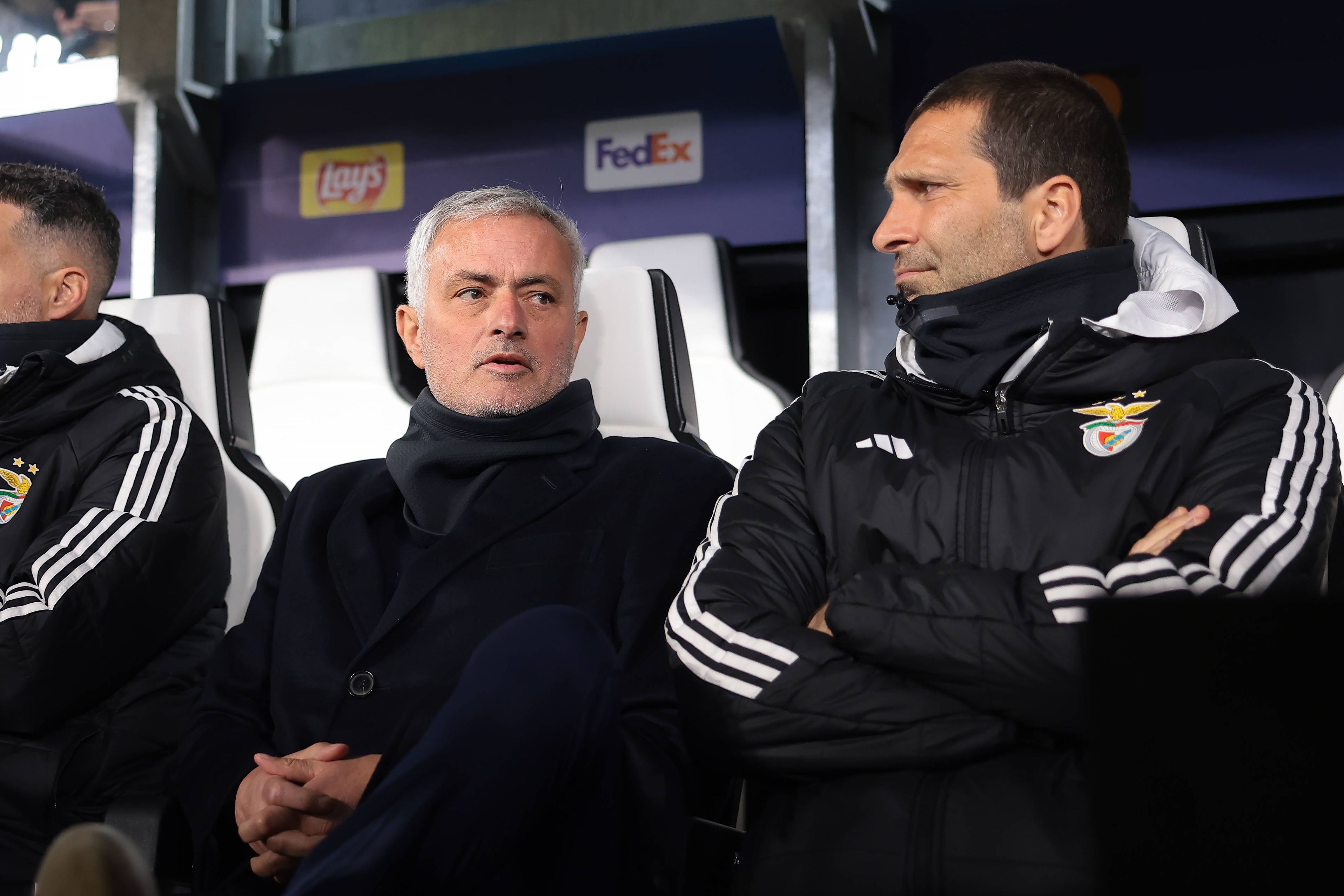 José Mourinho ao lado de João Tralhão, seu adjunto, em Turim