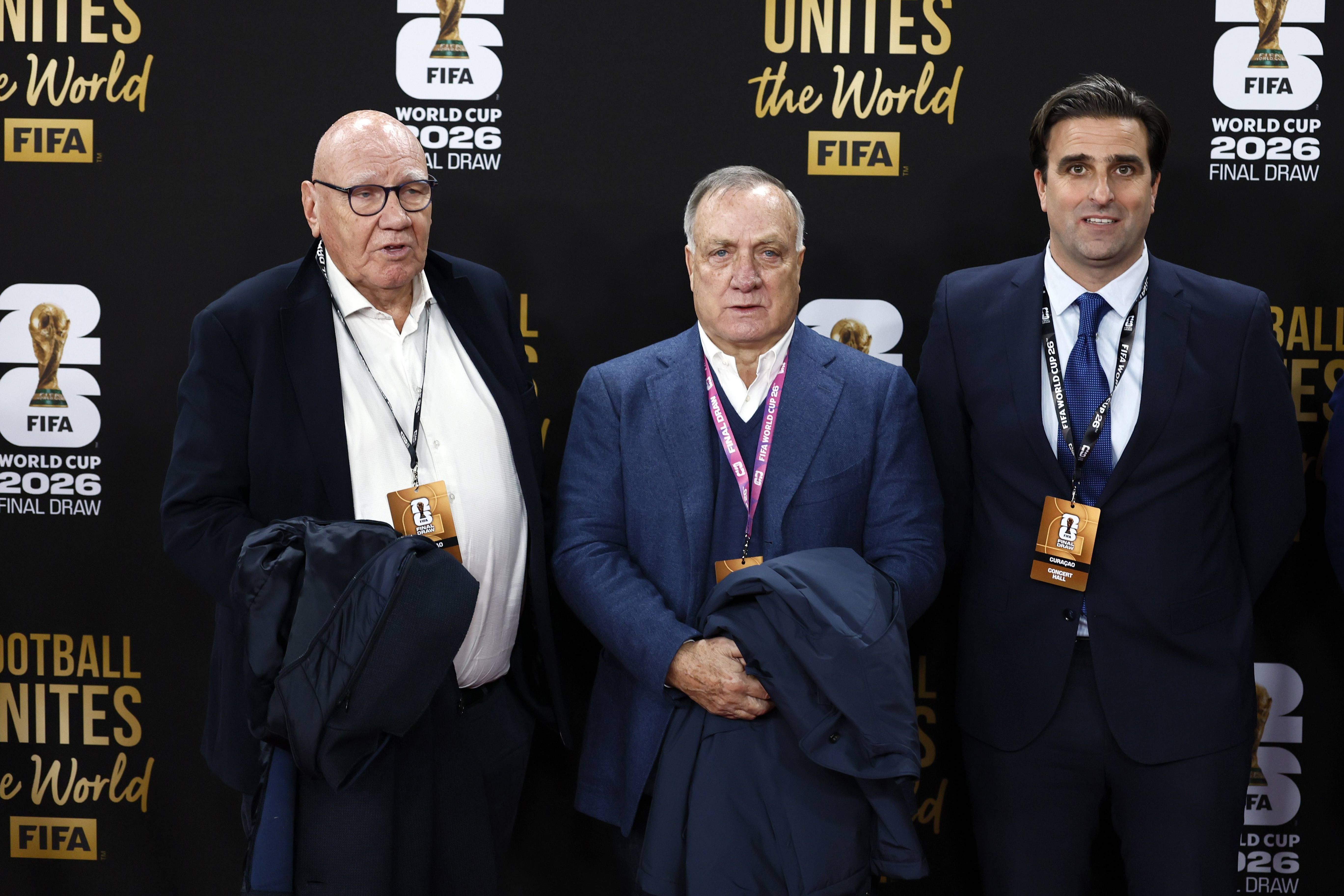 Dick Advocaat, no meio, selecionador de Curaçau