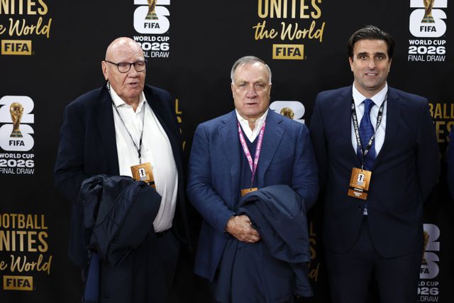 Dick Advocaat, no meio, selecionador de Curaçau