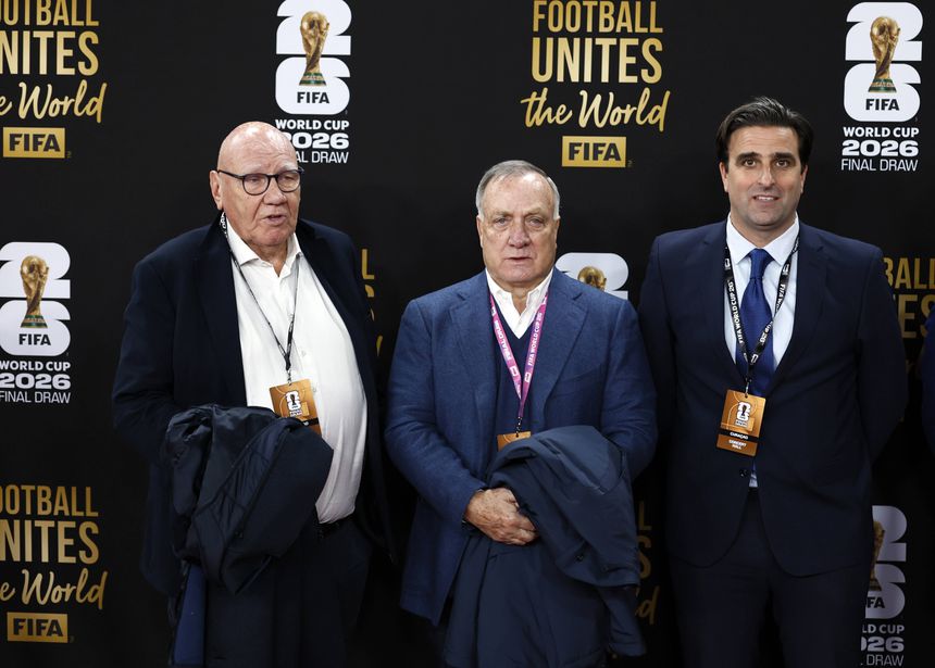 Dick Advocaat, no meio, selecionador de Curaçau