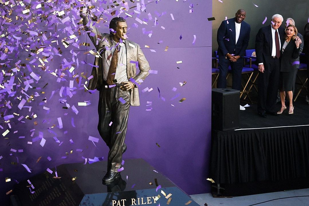 A nova estátua de Pat Riley - Foto: Los Angeles Lakers
