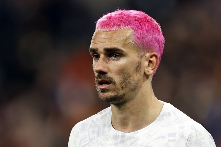 Um dos visuais mais arrojados de Griezmann, com o cabelo rosa (IMAGO)