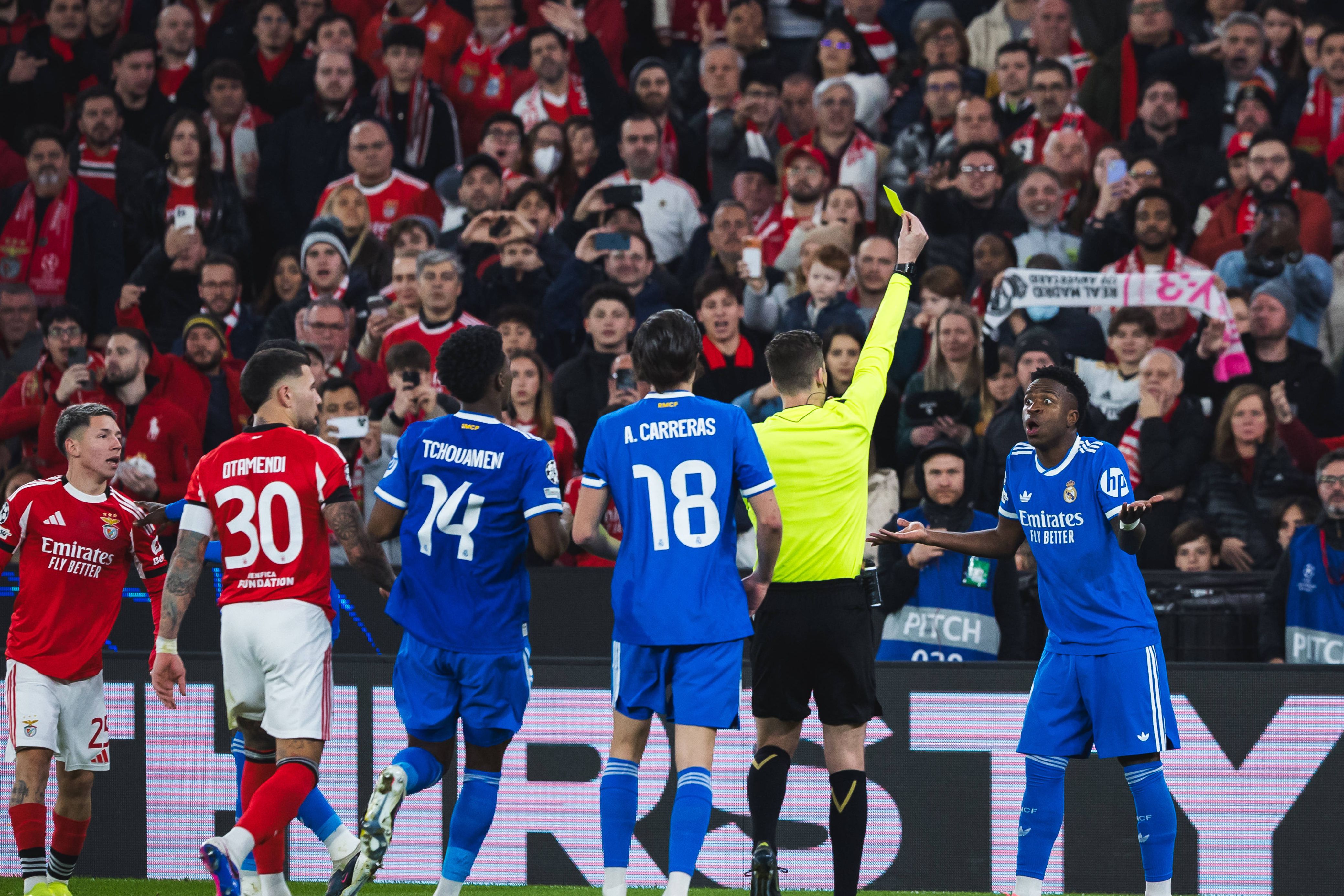 Vinícius viu amarelo na primeira mão, na Luz, do jogo com o Benfica, depois de ter marcado
