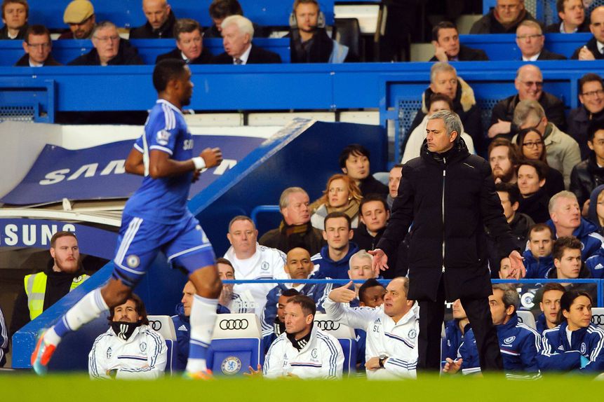 Obi Mikel e José Mourinho, quando se cruzaram no Chelsea