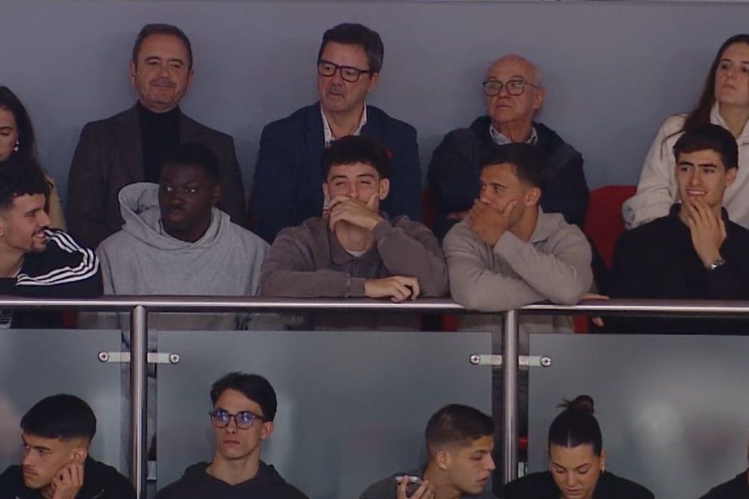 Jogadores da equipa de futebol do Benfica assistiram ao dérbi no pavilhão