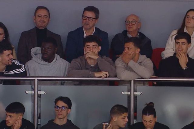 Jogadores da equipa de futebol do Benfica assistiram ao dérbi no pavilhão