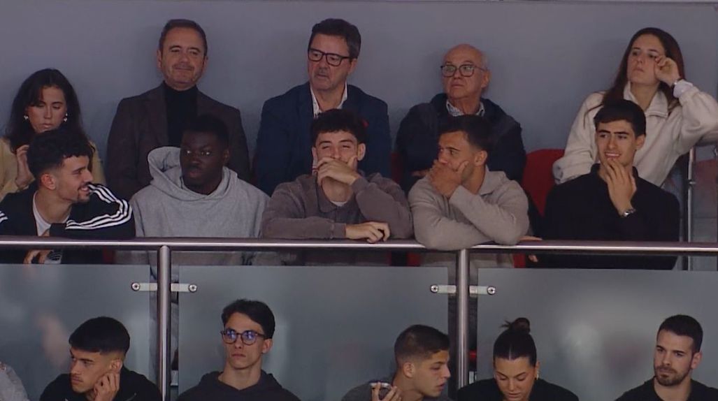 Jogadores da equipa de futebol do Benfica assistiram ao dérbi no pavilhão