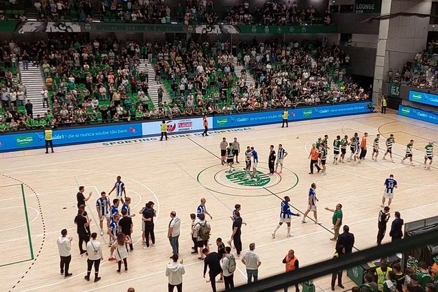 Clássico de andebol entre Sporting e FC Porto terminou com 'fair-play'