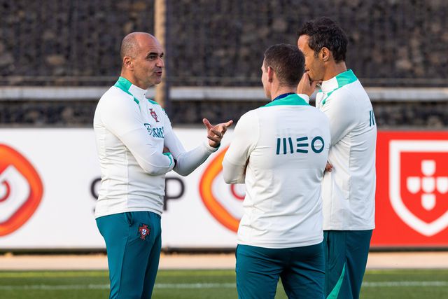 VÍDEO: Treino com 23 jogadores no relvado às ordens de Roberto Martínez