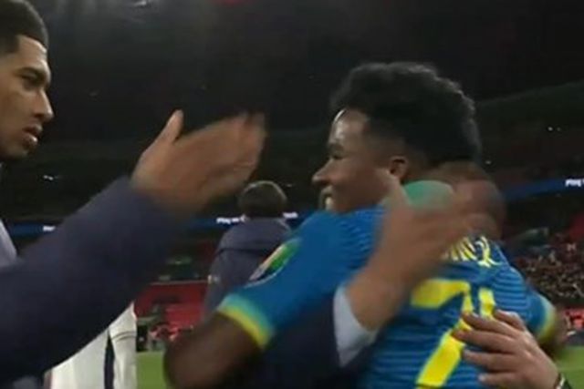 VÍDEO: Bellingham 'esbofeteia' Endrick por golo à Inglaterra