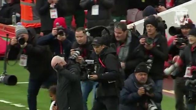 A ovação a Eriksson na entrada em Anfield