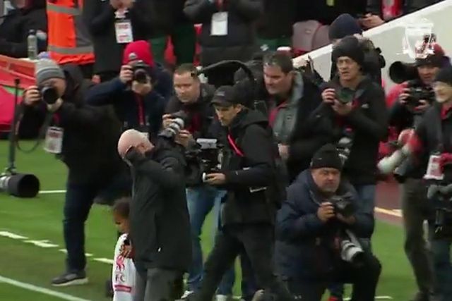 A ovação a Eriksson na entrada em Anfield