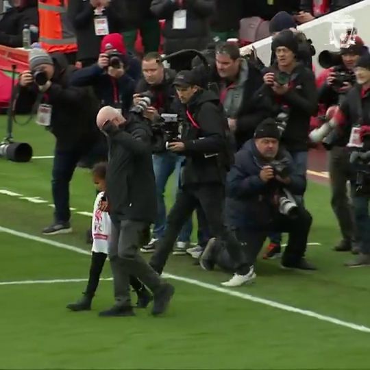 A ovação a Eriksson na entrada em Anfield