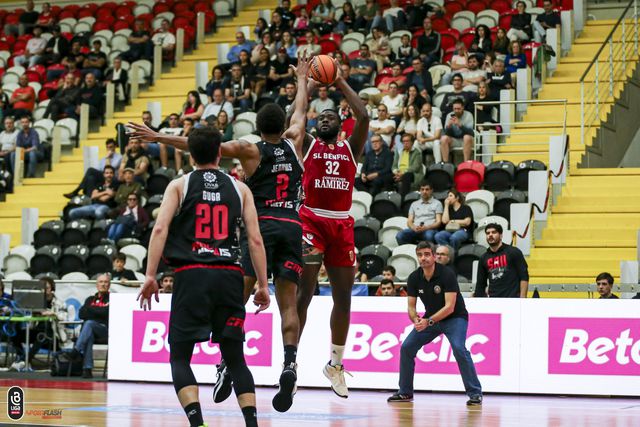 FC Porto e Benfica vencem e ocupam topo da Liga