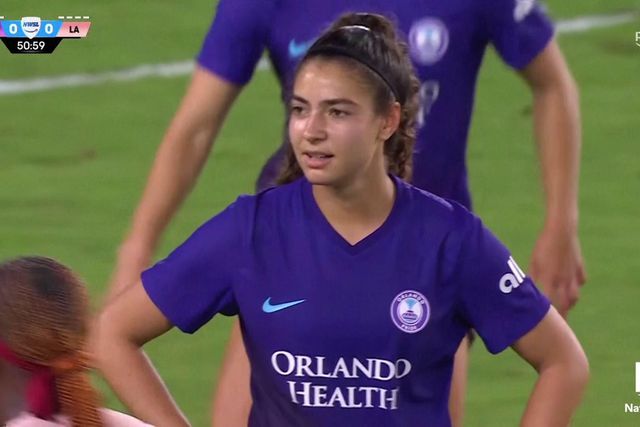 Sem deixar cair a bola! Veja este golaço de Marta