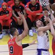 Doncic disputa lance com Giddey no duelo da NBA entre Lakers e Bulls (foto: IMAGO)