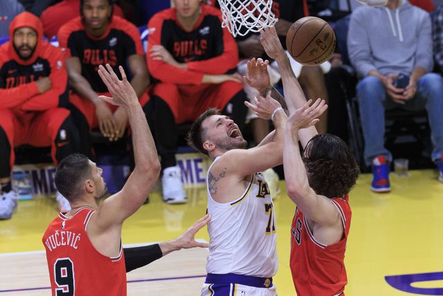 Doncic disputa lance com Giddey no duelo da NBA entre Lakers e Bulls (foto: IMAGO)