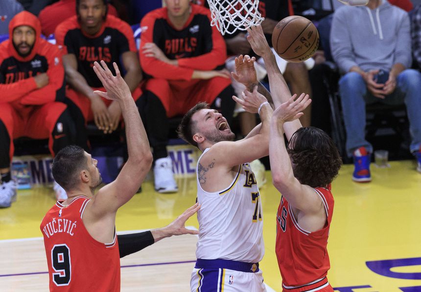 Doncic disputa lance com Giddey no duelo da NBA entre Lakers e Bulls (foto: IMAGO)