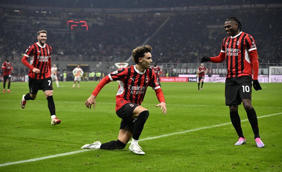 Festejos do Milan, com Giménez, João Félix e Rafael Leão