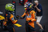 Piastri (direita) e Lando Norris (esquerda), a dupla da McLaren, no final do Grande Prémio da China de F1 (IMAGO)