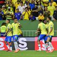 Jogadores do Brasil a festejar frente à Colômbia