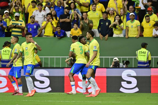 Jogadores do Brasil a festejar frente à Colômbia