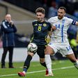 Pavlidis em duelo com escocês Billy Gilmour (IMAGO)