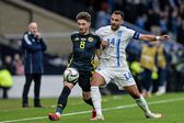 Pavlidis em duelo com escocês Billy Gilmour (IMAGO)