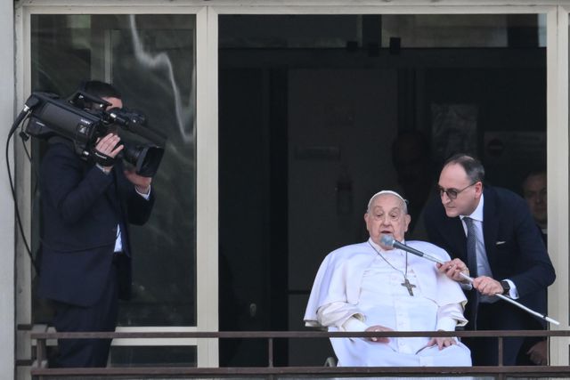 Papa Francisco abençoa os fiéis da varanda do hospital Gemelli, onde foi hospitalizado, em Roma