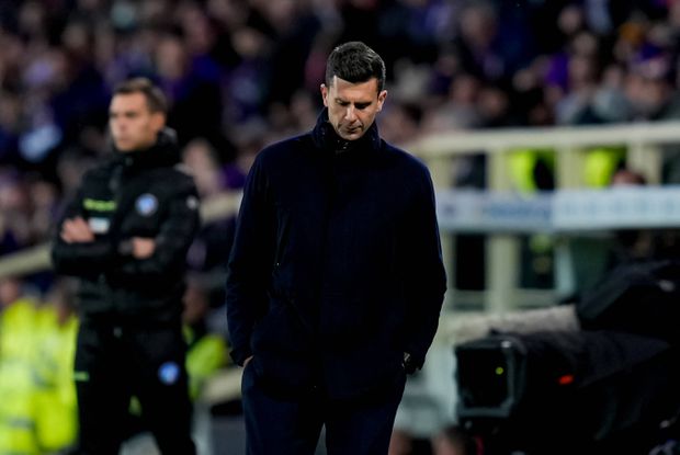 Thiago Motta, em risco de ser despedido na Juventus, pensativo